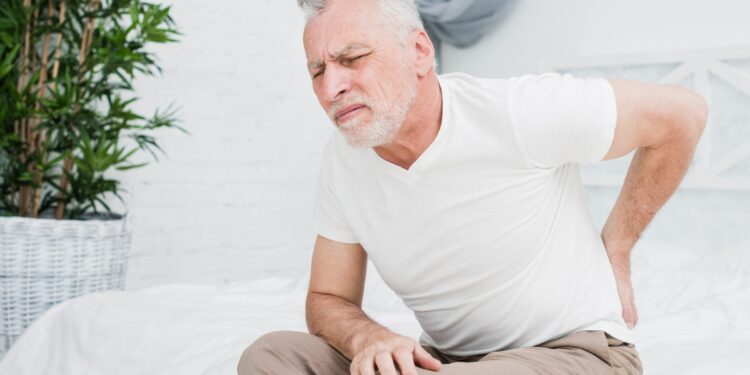 Homem idoso com dor lombar